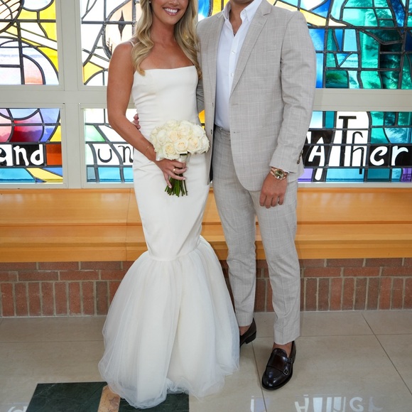 Elegant White Evening Gown - Picture 8 of 9